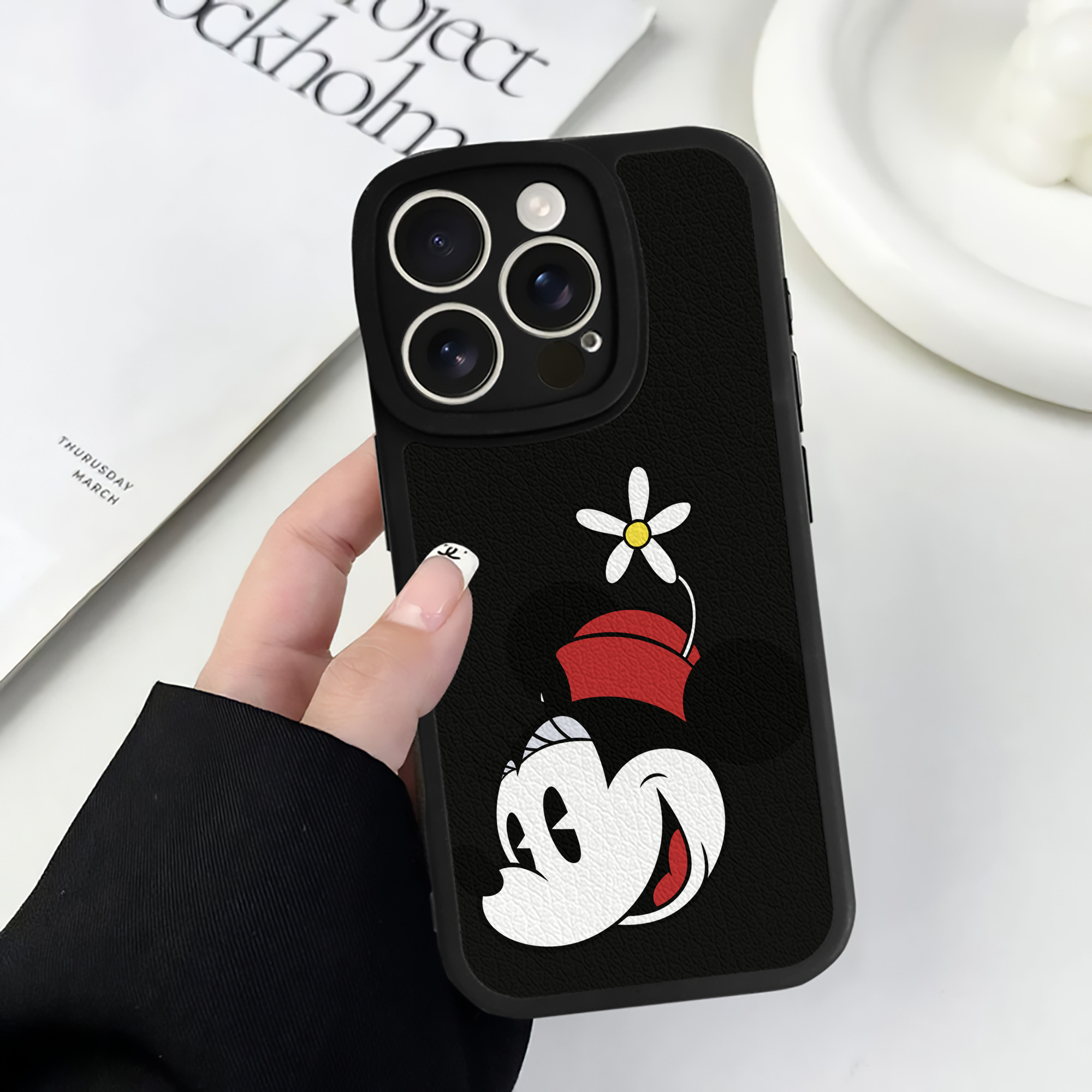 （画像用） ミッキーマウス Mickey Mouse 【iPhone 16シリーズ対応】シリコンスマホケース（レザー調） 材質：シリコン